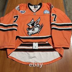 Maillot de hockey Game Worn Authentic Danbury Jr. Hat Tricks NAHL utilisé, taille XL, couleur orange.