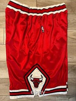 Shorts authentiques de jeu utilisés par Charles Oakley de l'ère Michael Jordan des Chicago Bulls en 2002.