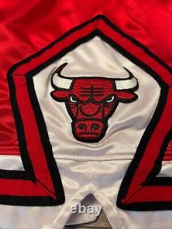 Shorts authentiques de jeu utilisés par Charles Oakley de l'ère Michael Jordan des Chicago Bulls en 2002.